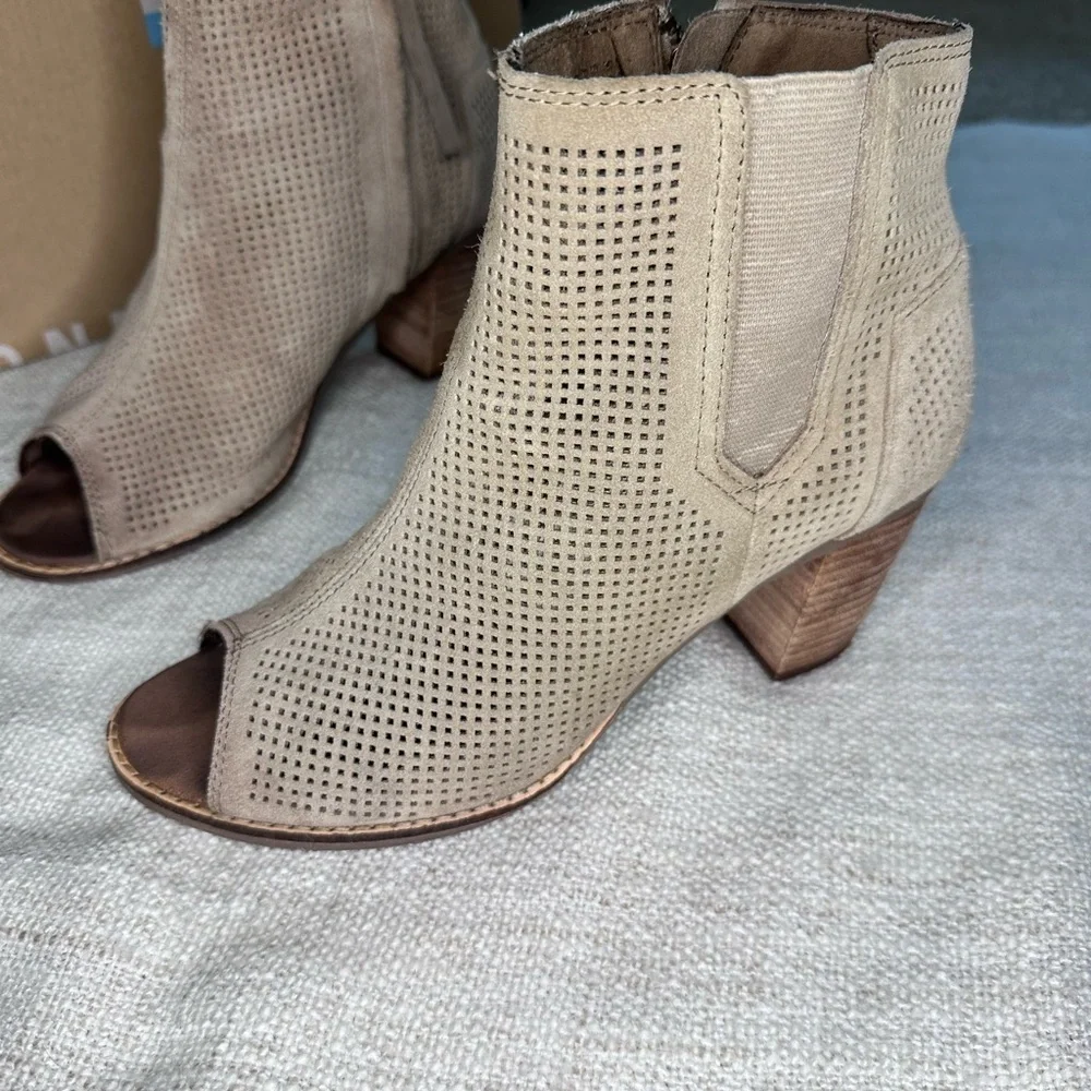 TOMS Majorca Peep Toe Bootie (Stucco Suede Perforated) block heel - Picture 2 of 16